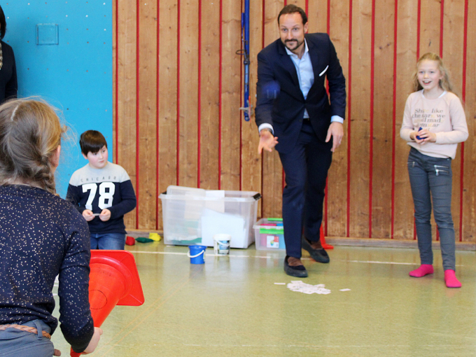 Kronprins Haakon deltar i aktiv læring hos Vang skole. Foto: Cathrine Rød Gundersen, Østfold fylkeskommune